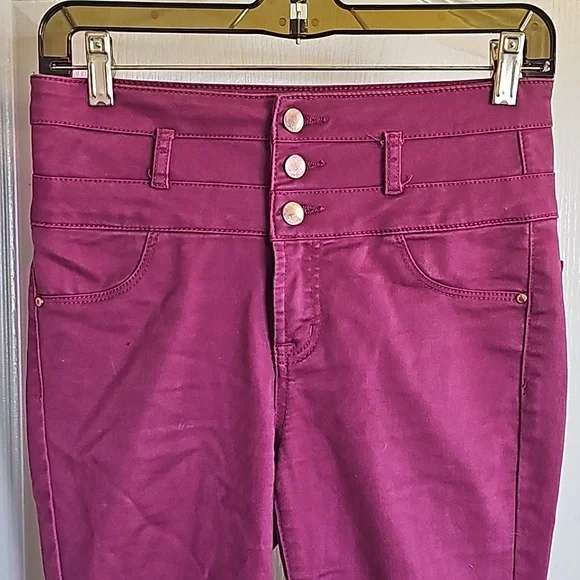 Refuge burgundy size 4 skinny jeans. 3 buttons at high waist SO cute 😍 - Picture 2 of 5